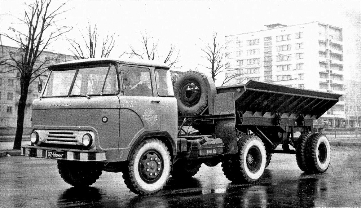 опытный седельный тягач КАЗ-608Д с опытным самосвальным рамным ...