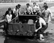 Проверка первого кузова амфибии на герметичность в глубоководной ванне трека ВАЗа (весна 1976 года)